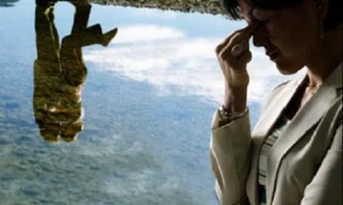 Đánh ghen ngoại tình, vợ \'á khẩu\' trước bí mật động trời của chồng